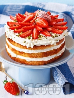 Лесна торта с маскарпоне, ягоди, сметана и шам фъстък - снимка на рецептата